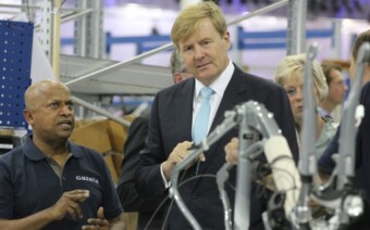 Koning opent fietsfabriek Gazelle
