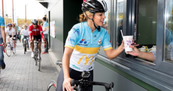 Het kan nú: met de fiets door de McDrive