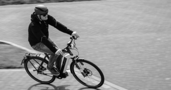 Helm is hoofdzaak op een speed pedelec