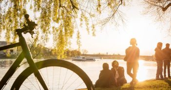 Konstanz_Radfahrer_am_Bodensee