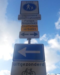 Verwarrend die verkeersborden