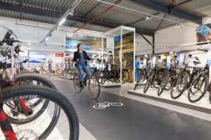 Mantel grootste fietsenwinkel The Wall Utrecht 
