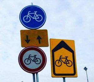 Verwarrdend die verkeersborden