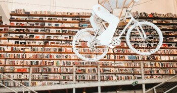 3x fietsboek onder de boom