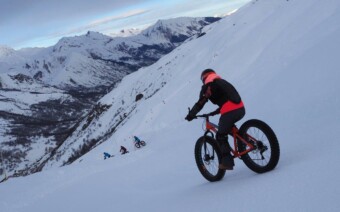 Fietsen in de sneeuw: met een ‘fatbike’ de berg af