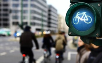 Fietsen en corona: kan ik het stoplichtknopje nog wel indrukken?