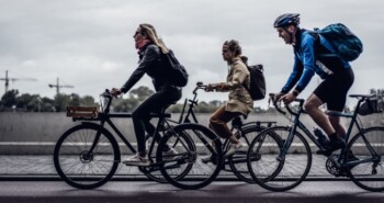 Afstand houden op de fiets, soms makkelijker gezegd dan gedaan