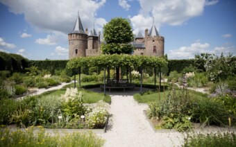 Openlucht pop-up restaurant op het Muiderslot