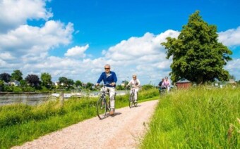 Fiets langs de nieuwe kunstwerken aan de Limburgse Maasroute