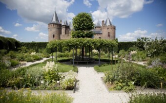 Vier de lente: Flower Power op het Muiderslot