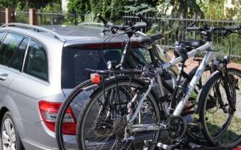 Elektrische fiets mee op je fietsendrager? Zo zit het met je autoverzekering