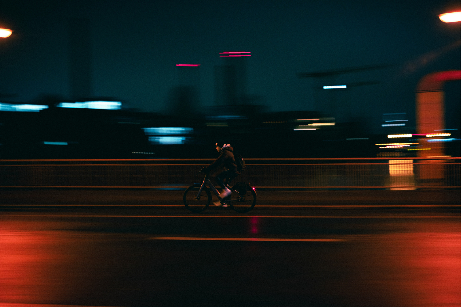 Fietser rijdt in het donker met een brandend achterlicht.