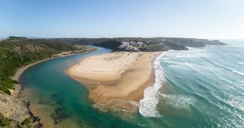 Ontdek de westkust van de Algarve: fietsen, surfen en wandelen