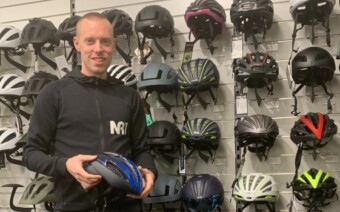 Hoe zit een fietshelm in elkaar? Winkeleigenaar Martijn Bink legt uit en geeft aankooptips
