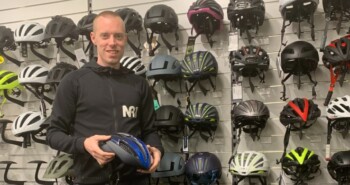 Hoe zit een fietshelm in elkaar? Winkeleigenaar Martijn Bink legt uit en geeft aankooptips
