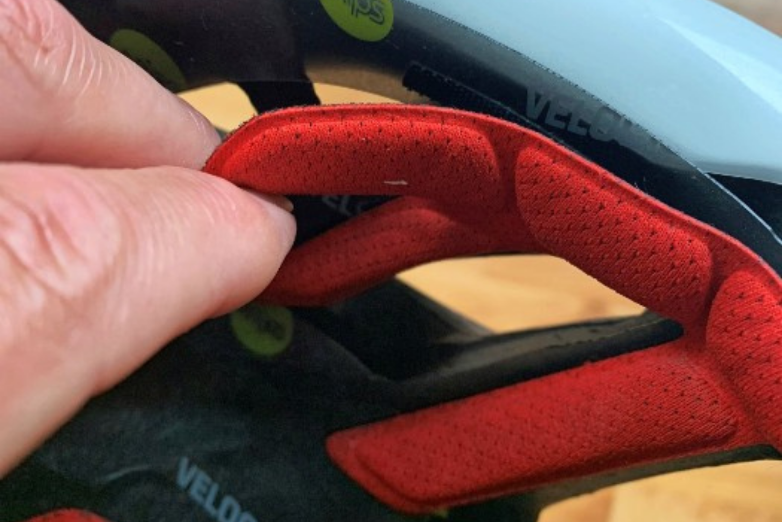 Close-up van de uitneembare binnenpads van een fietshelm.
