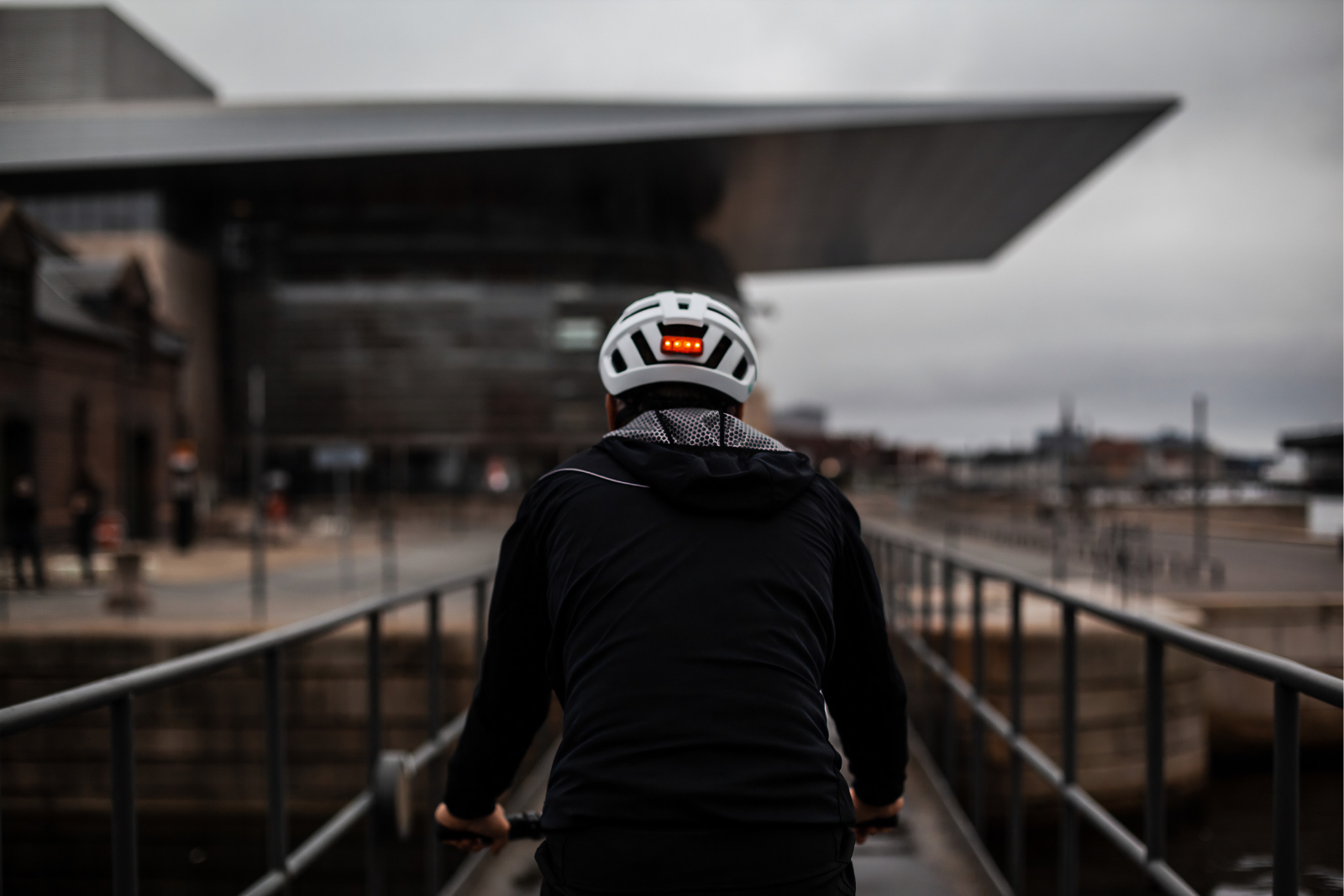 Fietser draagt een fietshelm met geïntegreerd rood achterlicht.