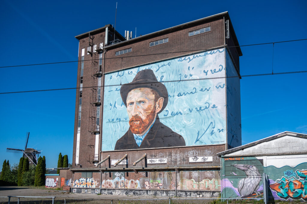Muurschildering op de Van Gogh Silo van gogh fietsroute drenthe