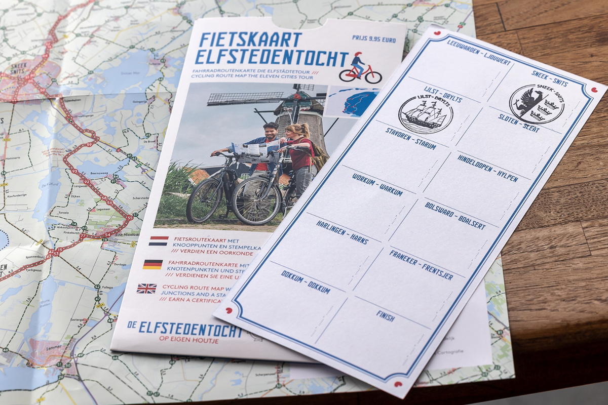 Fietskaart en stempelkaart voor het fietsen van de Elfstedentochtroute door Friesland.