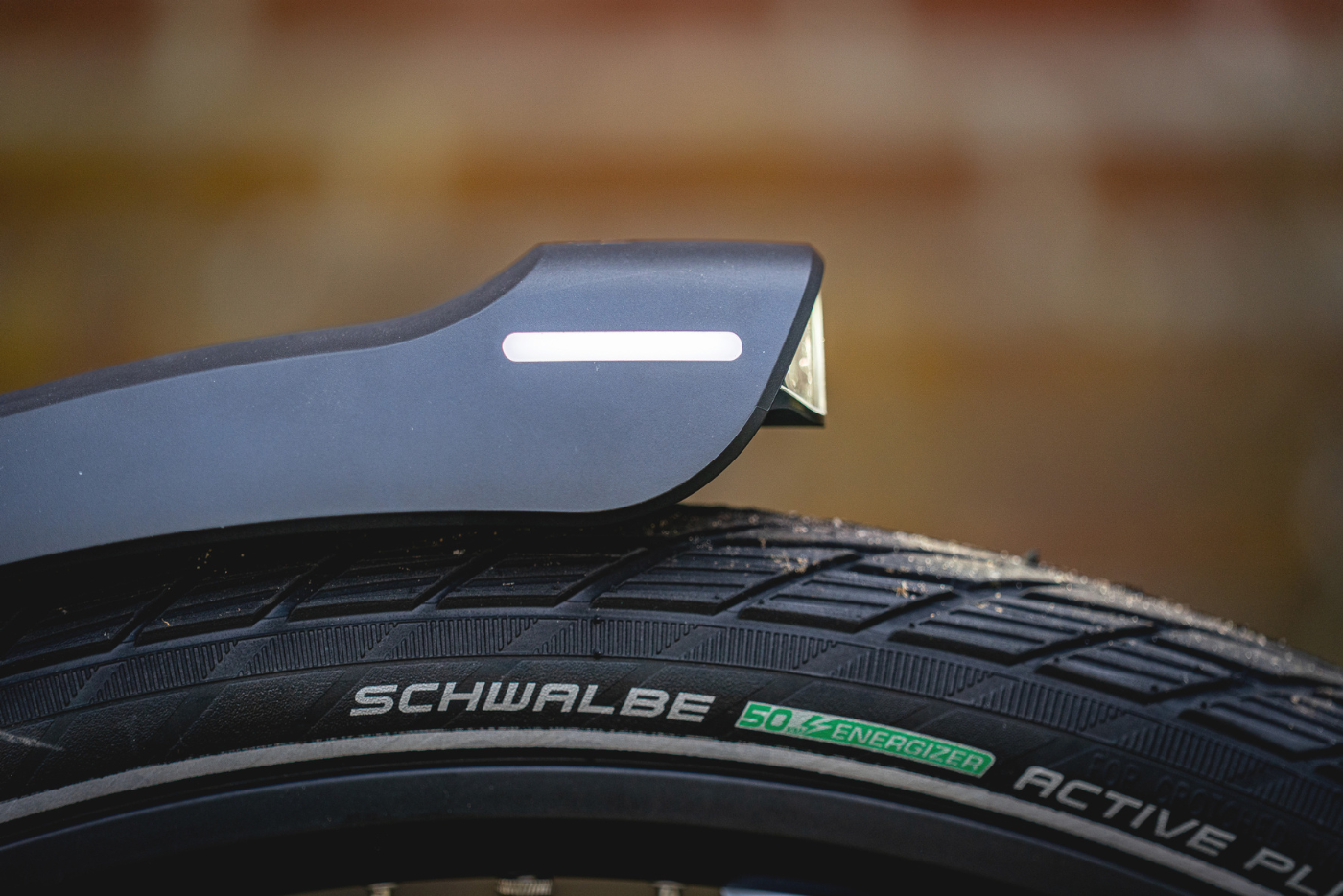 Close-up van een fietsband van een e-bike, met een juiste bandenspanning.
