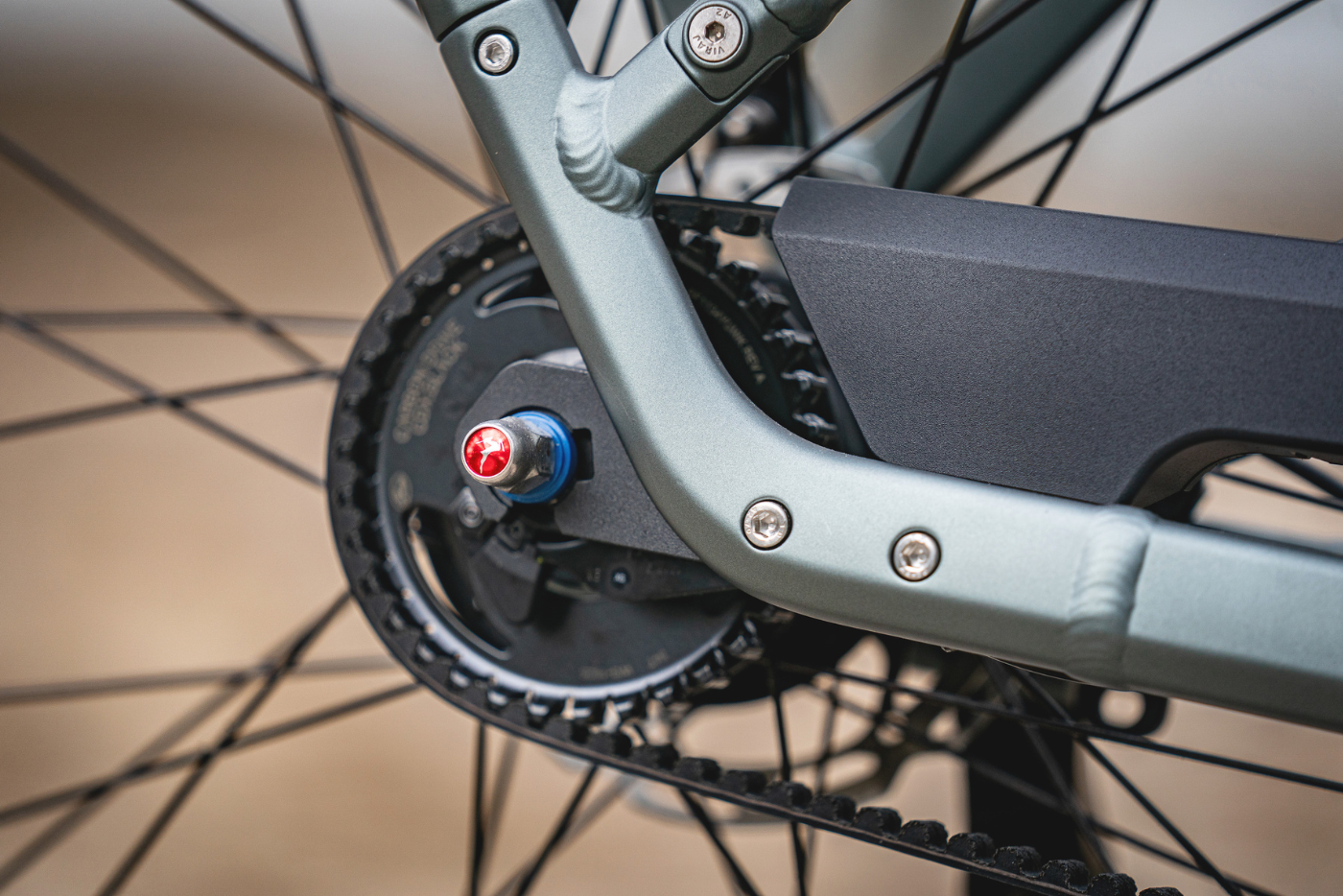 Close-up van de riemaandrijving en het achterwiel van een e-bike.