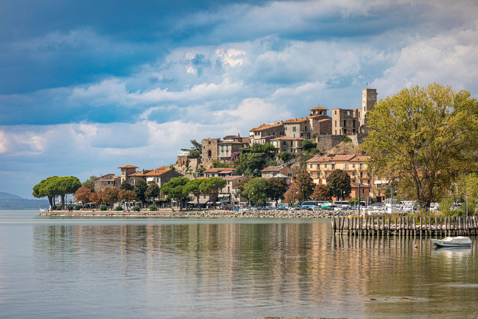 Uitzicht op het historische Anguillara Sabazia aan het Braccianomeer langs de fietsroute Ciclovia Etruria.
