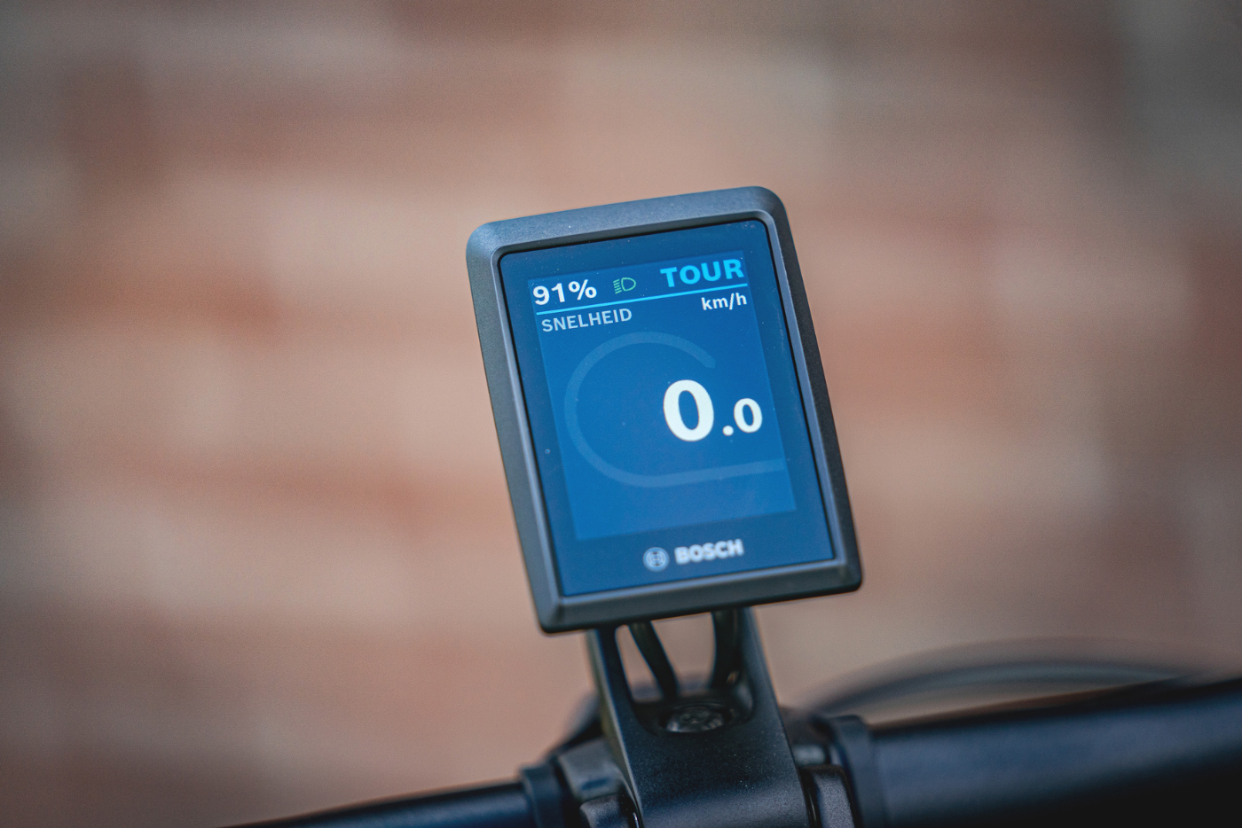 Close-up van het display van een elektrische fiets met snelheid, accuniveau en ondersteuningsstand in beeld.
