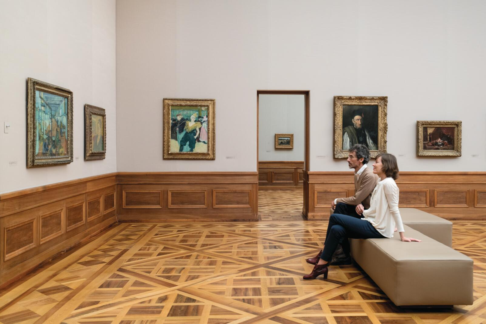 Bezoekers bekijken schilderijen in een museumzaal van Kunst Museum Winterthur.
