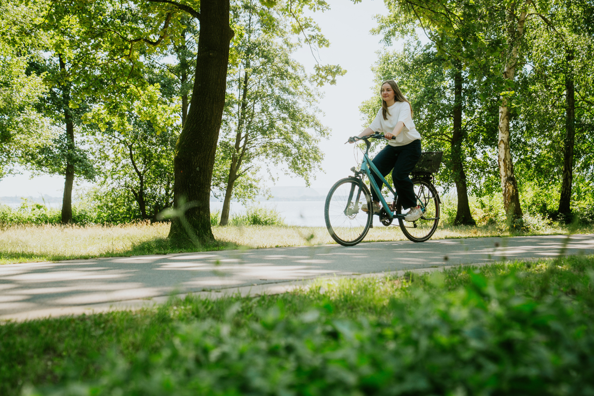 Fietser rijdt over een groen fietspad langs het Steinhuder Meer.