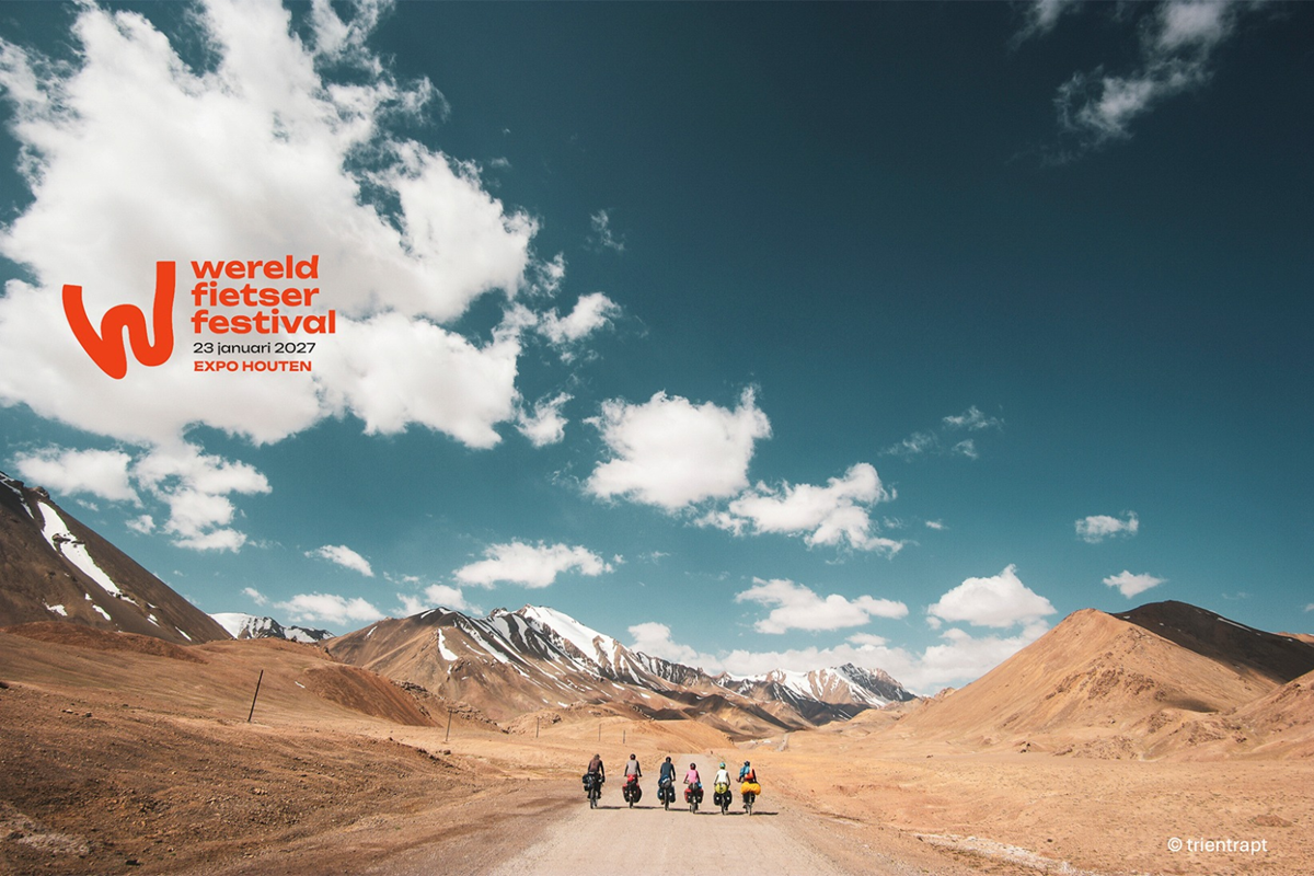 Aankondiging van het WereldfietserFestival 2027 met fietsreizigers in een uitgestrekt berglandschap.
