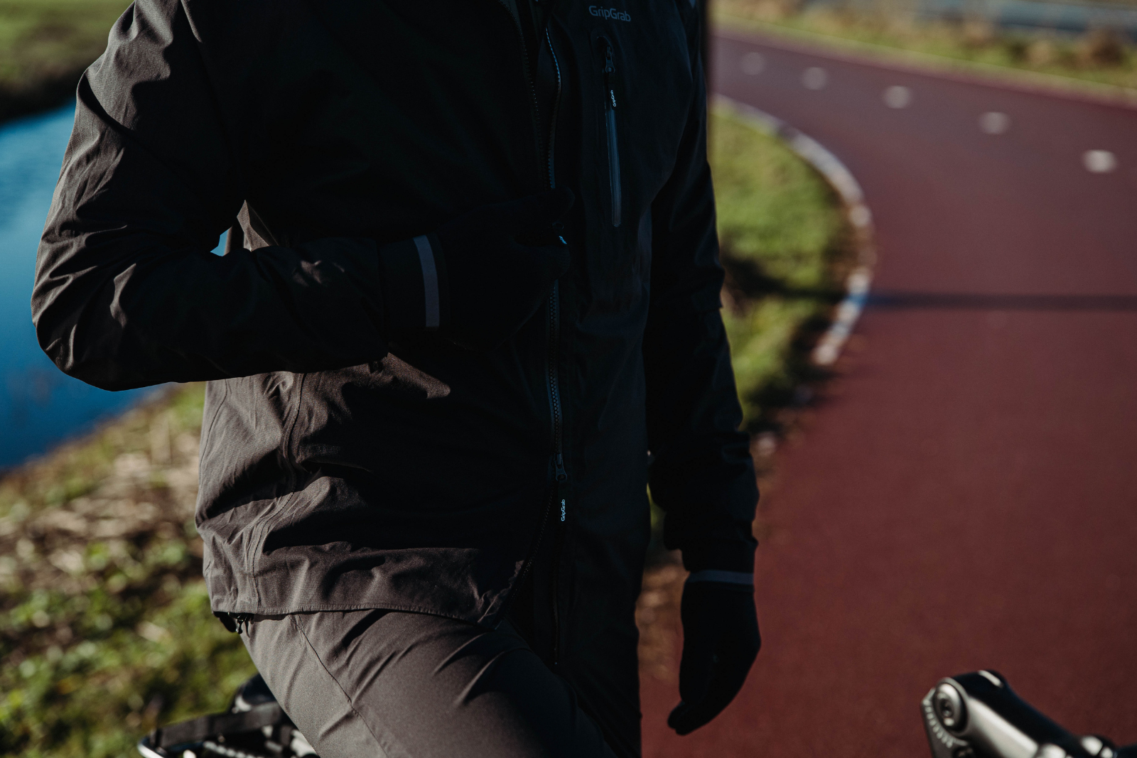 Man draagt meerdere lagen fietskleding en warme handschoenen voor een koude fietsrit.